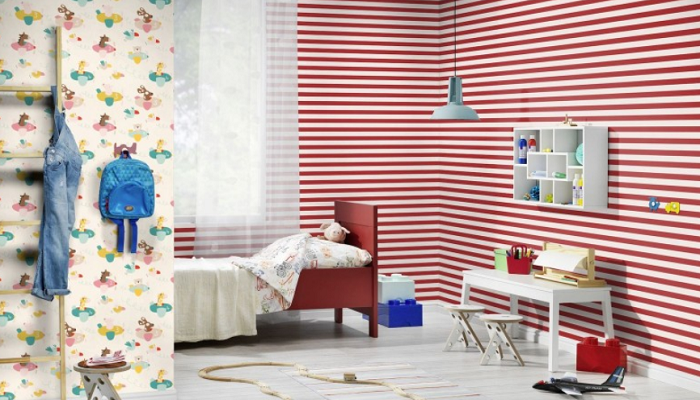 Tapeta w biało czerwone, poziome paski w pokoju dziecięcym połączona z tapetą dla dzieci w zwierzątka na chmurkach